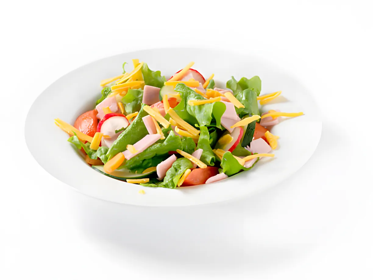 Det här är en sallad du inte har smakat. Ett intressant recept på sallad med rädisa och skinka.