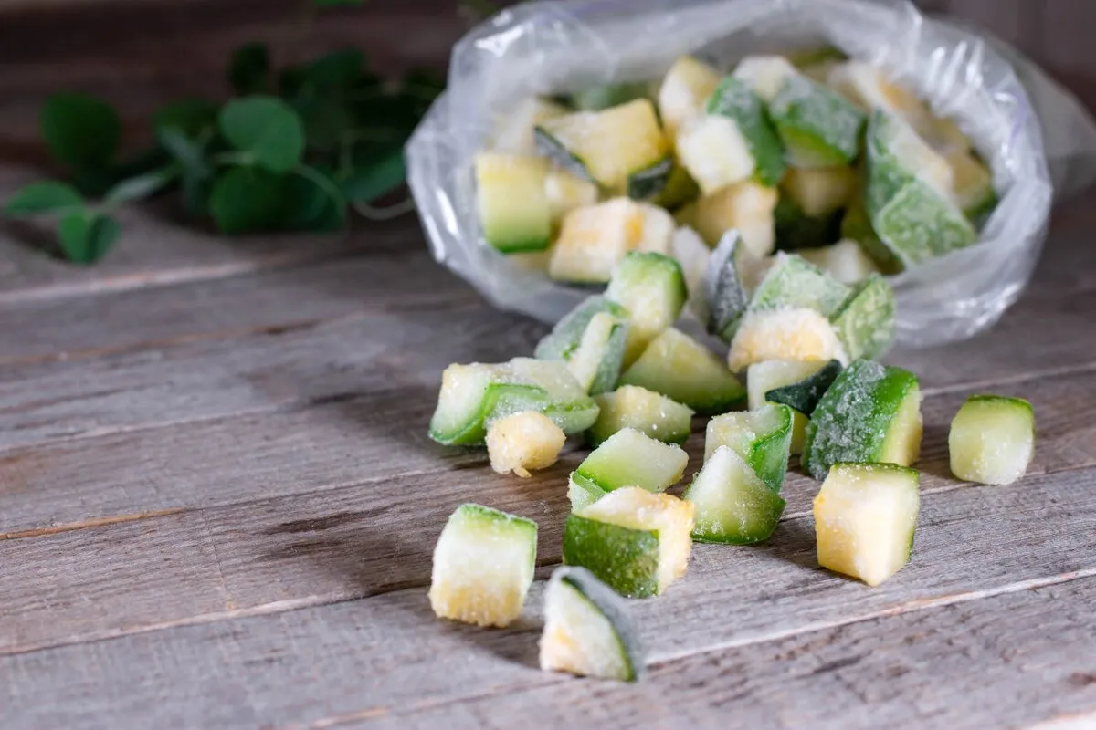 Kan jag frysa zucchini? Upptäck det bästa sättet att hålla dem färska