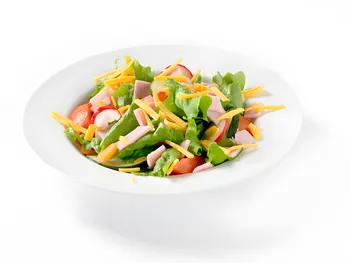 Det här är en sallad du inte har smakat. Ett intressant recept på sallad med rädisa och skinka.