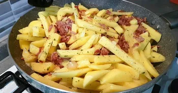 Potatis i allmän stil: recept i en stekpanna